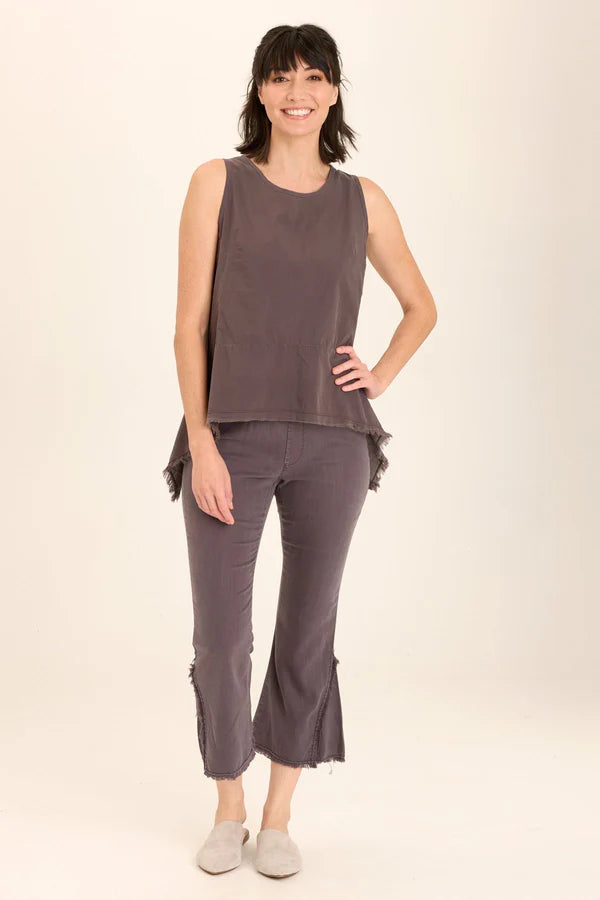 Another perfect stretch twill crop as a denim alternative option. Featuring a groovy raw edge wide leg created by open asymmetrical seaming up the calf, Hakarl has an elastic pull-on waistband with faux fly, two jean-style back pockets.
