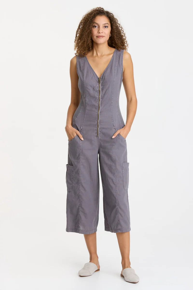 Calling all linen lovers! Now in breezy Cotton Linen, NorrisÕ clean, cropped silhouette is back with a zip-up flare, along with ring-snap cargo pockets and an elastic cinched back waist for a flattering look.