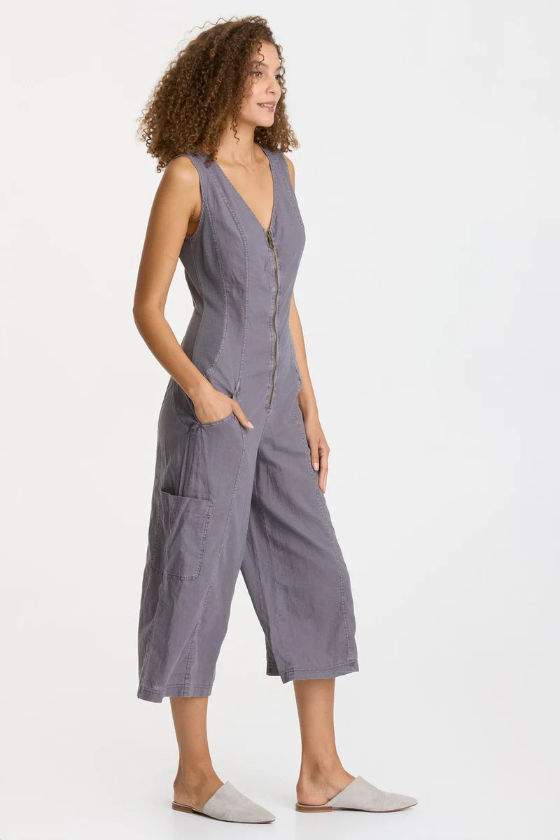 Calling all linen lovers! Now in breezy Cotton Linen, NorrisÕ clean, cropped silhouette is back with a zip-up flare, along with ring-snap cargo pockets and an elastic cinched back waist for a flattering look.