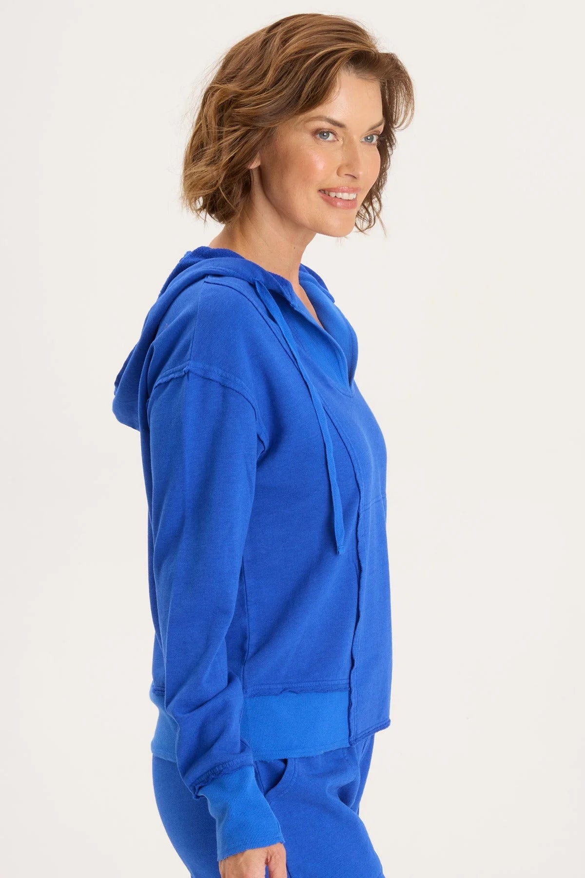 Raw edging details and exaggerated rib contrast has Rosalyn turning heads. With a traditional kangaroo pocket and slimming seaming, Rosalyn will be your favorite fashion sweatshirt.