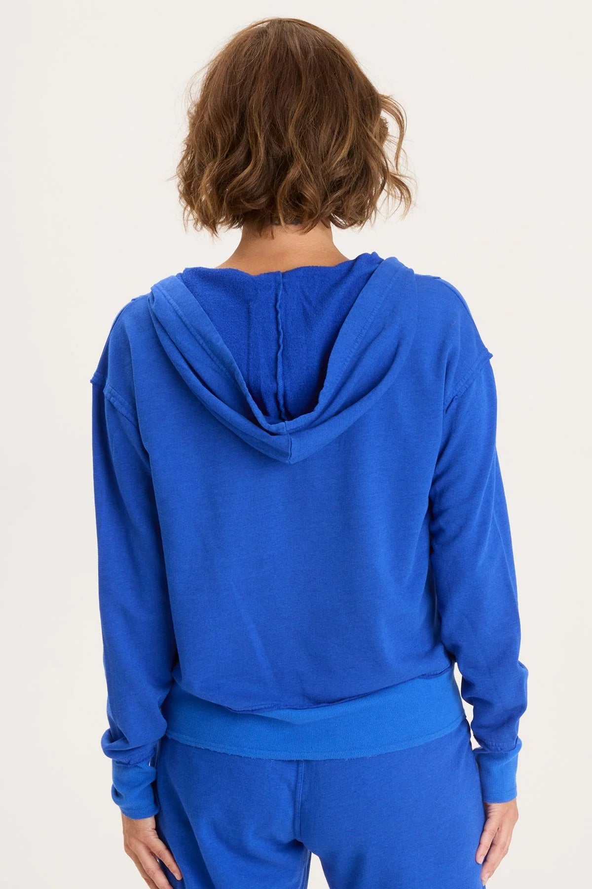 Raw edging details and exaggerated rib contrast has Rosalyn turning heads. With a traditional kangaroo pocket and slimming seaming, Rosalyn will be your favorite fashion sweatshirt.