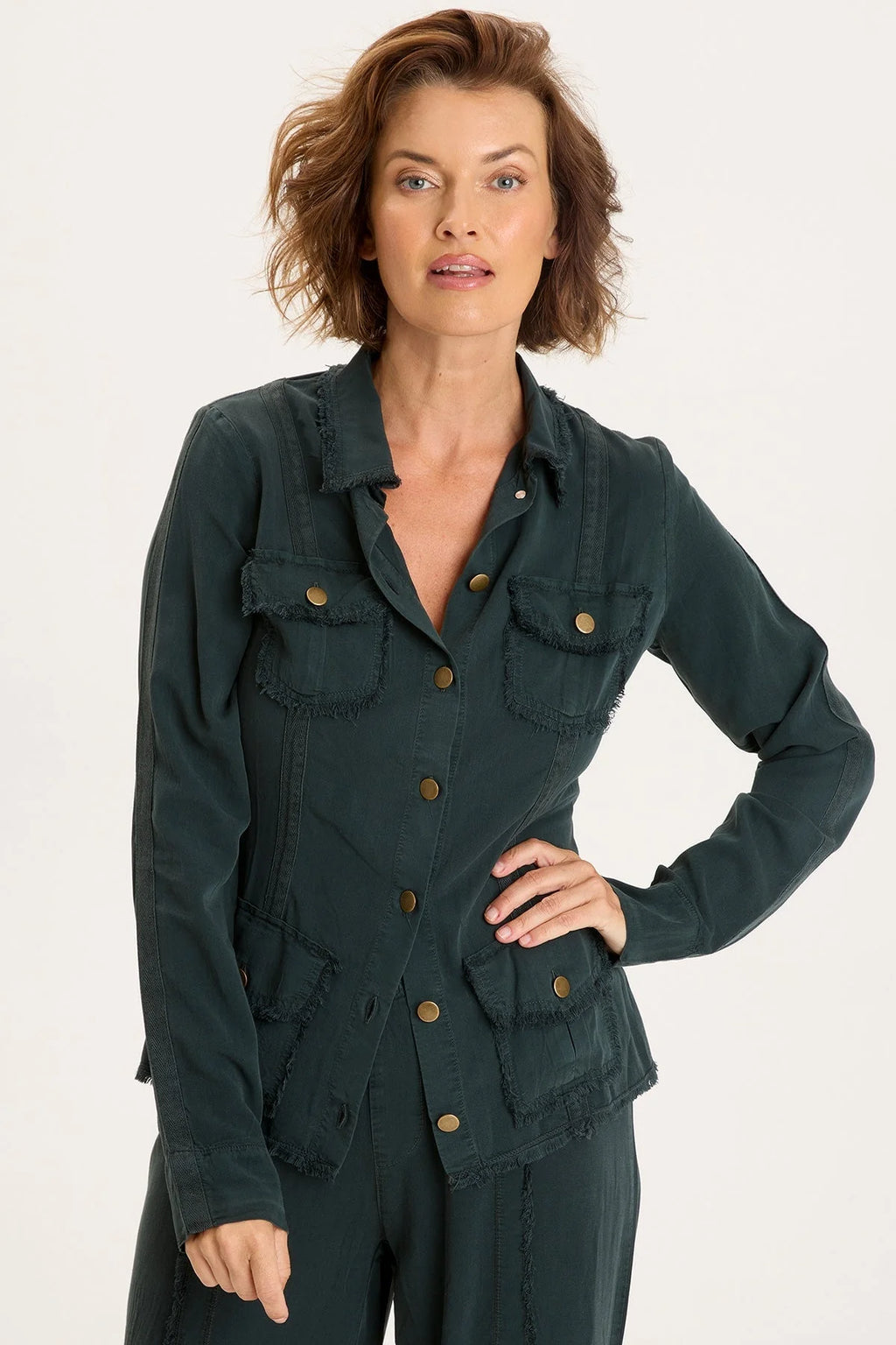 The utility safari jacket is now in our luxurious Taissa Twill, to provide you with fall-ready top layer. It features button-up front with a classic collar, 4 flap pockets, raw edges, and twill tape details.