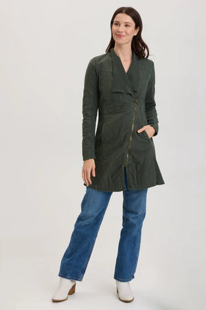 Channeling its inner moto jacket, Maimon features contrast rib, an elongated body and front pockets.