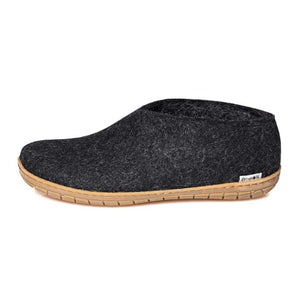 Felt shoe of 100% pure natural wool with a sole of natural rubber.