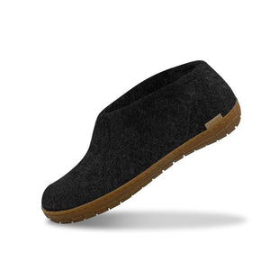 Felt shoe of 100% pure natural wool with a sole of natural rubber.