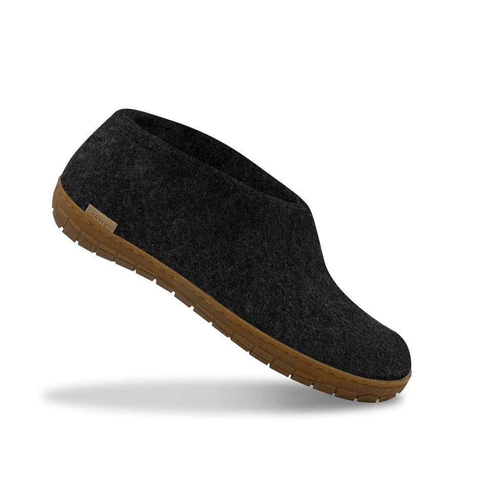 Felt shoe of 100% pure natural wool with a sole of natural rubber.