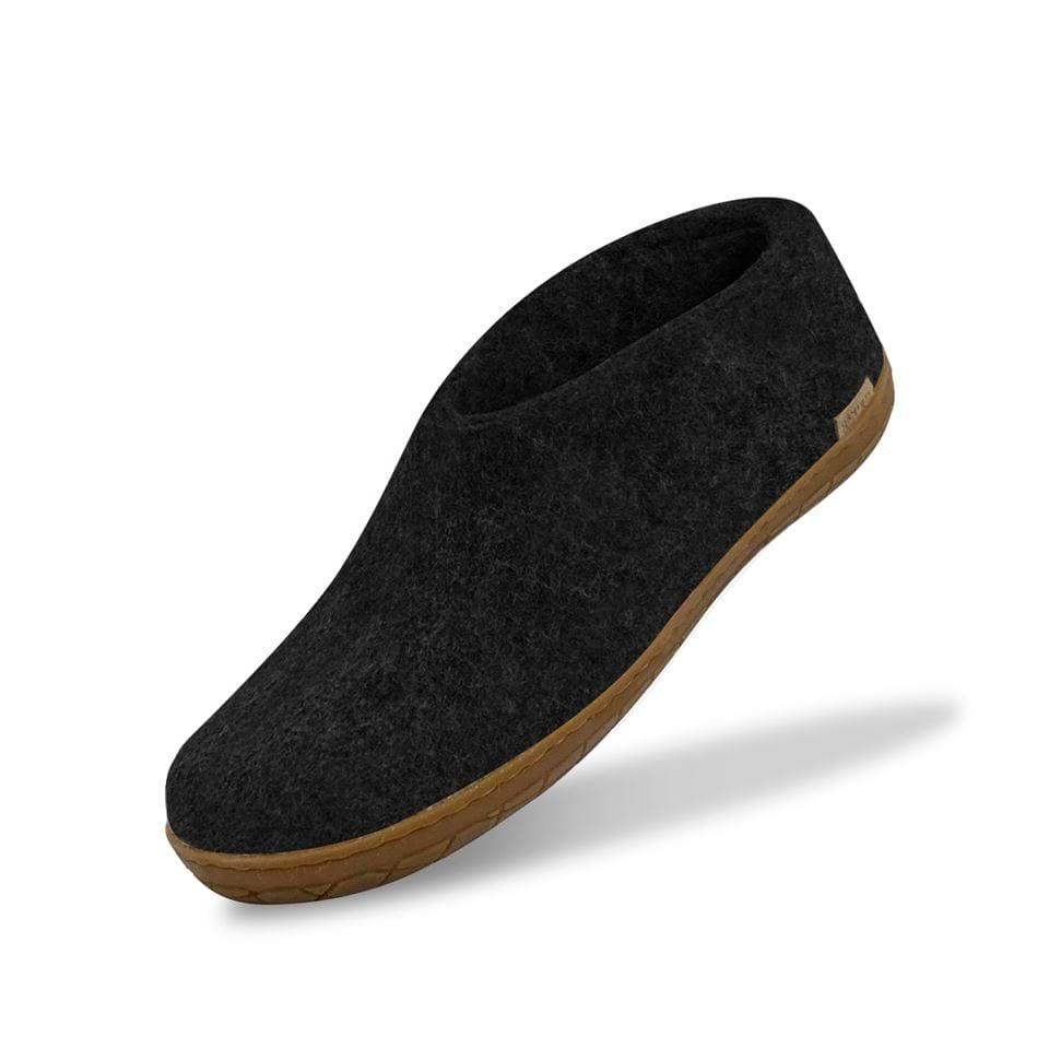 Felt shoe of 100% pure natural wool with a sole of natural rubber.