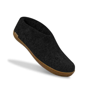 Felt shoe of 100% pure natural wool with a sole of natural rubber.