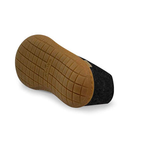 Felt shoe of 100% pure natural wool with a sole of natural rubber.