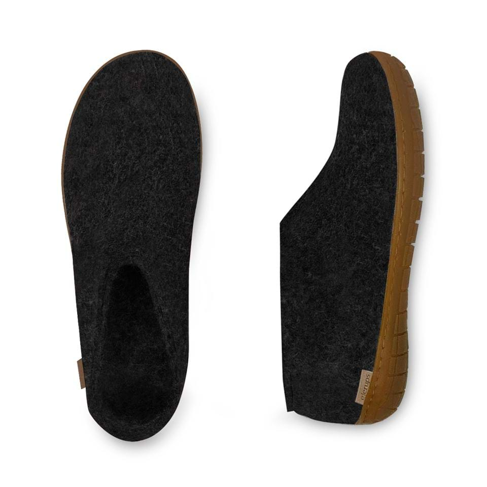 Felt shoe of 100% pure natural wool with a sole of natural rubber.