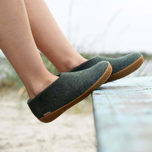 Felt shoe of 100% pure natural wool with a sole of natural rubber.