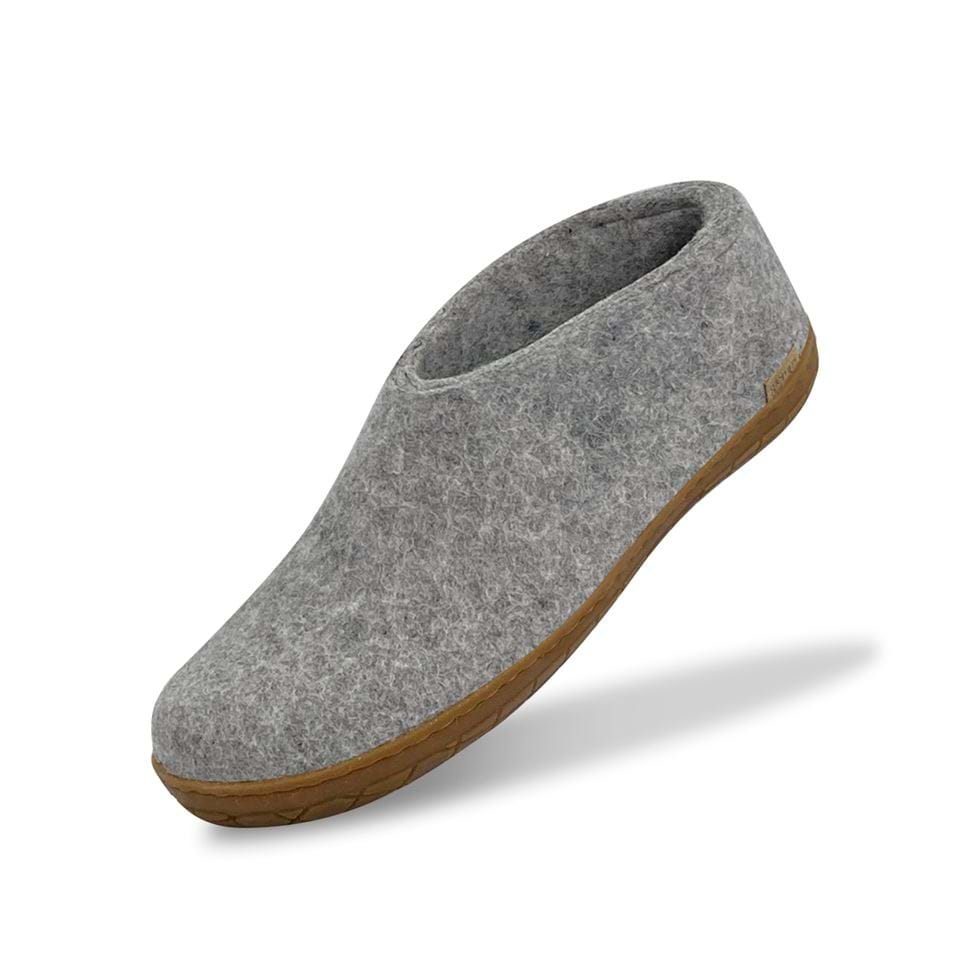 Felt slipper of 100% pure natural wool with a sole of natural rubber.