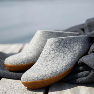 Felt slipper of 100% pure natural wool with a sole of natural rubber.