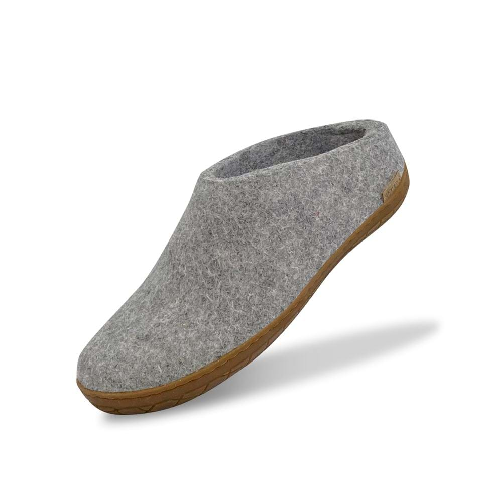 Felt slipper of 100% pure natural wool with a sole of natural rubber.